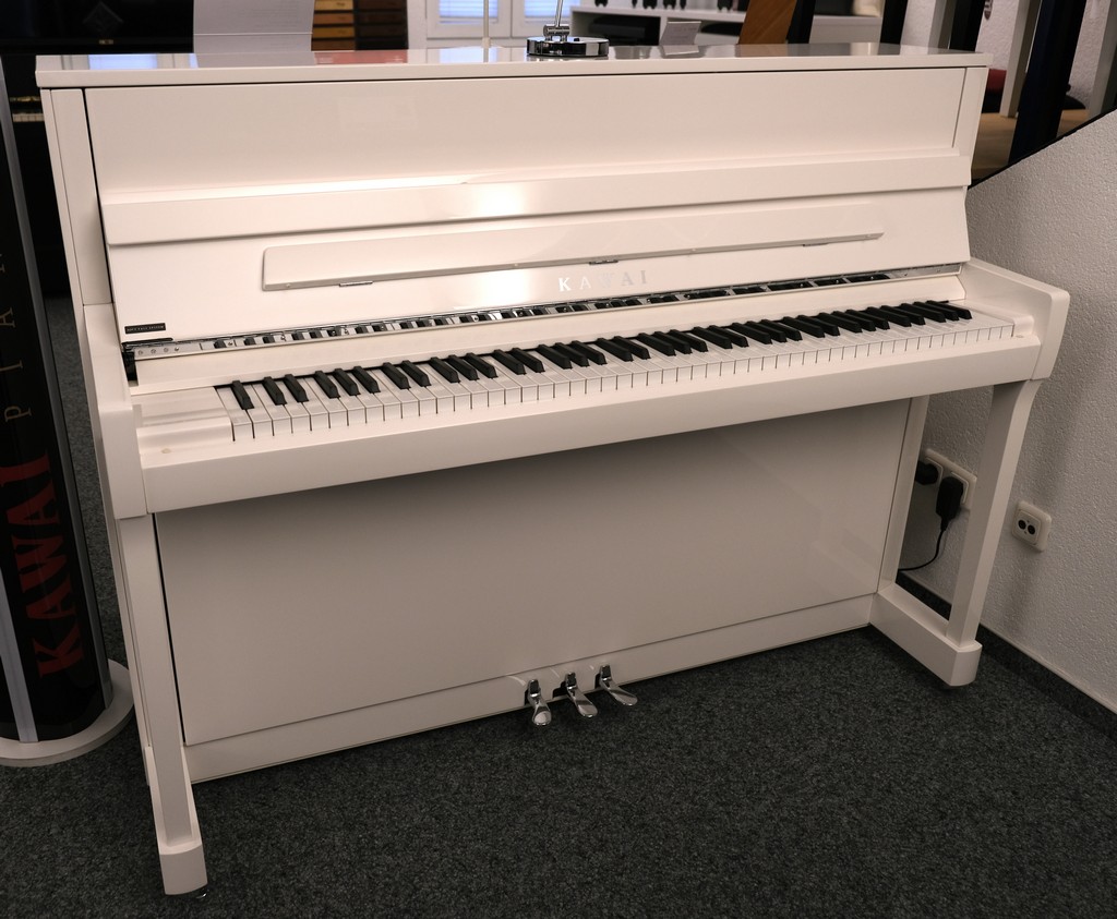 Kawai-Klavier K200 Weiß Hochglanz Chrombeschläge